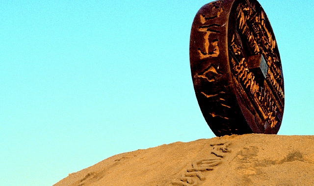 Nella foto a destra «Rotativa di Babilonia» di Arnaldo Pomodoro (@Carlo Orsi)