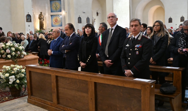 Folla per l'ultimo abbraccio a Tomassini