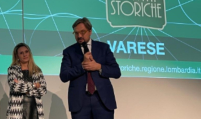 L’assessore regionale Guido Guidesi con l’assessore regionale Francesca Caruso durante una cerimonia di premiazione delle attività storiche a Varese