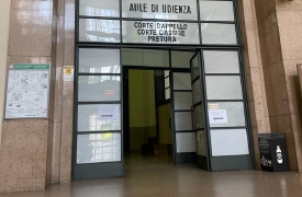 Maltrattò la moglie, la risarcisce e non andrà in cella