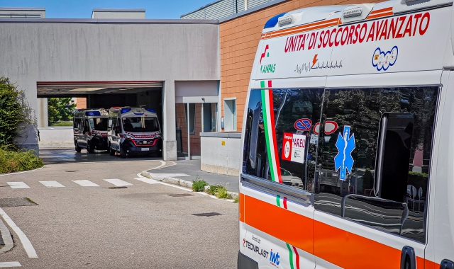 La donna è stata trasportata in codice rosso al Pronto soccorso dell’ospedale di Circolo di Varese