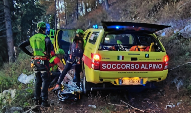 Cade e resta bloccata in montagna: salvata
