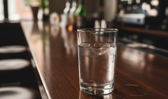 L’uomo avrebbe ingerito acido per lavastoviglie che si si trovava in un bicchiere sul bancone (foto IA)