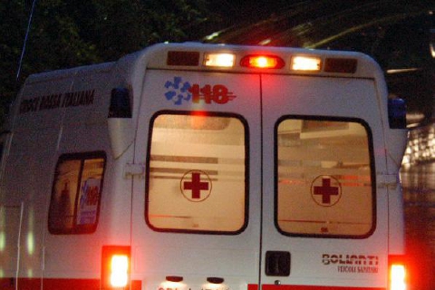 Auto si schianta nella notte, grave 22enne