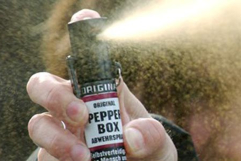 Lo accecano con lo spray e gli strappano la catenina