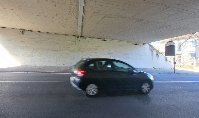 Il muro del sottopassaggio è tornato a essere bianco grazie all’intervento del misterioso cittadino che copre le scritte dei vandali
