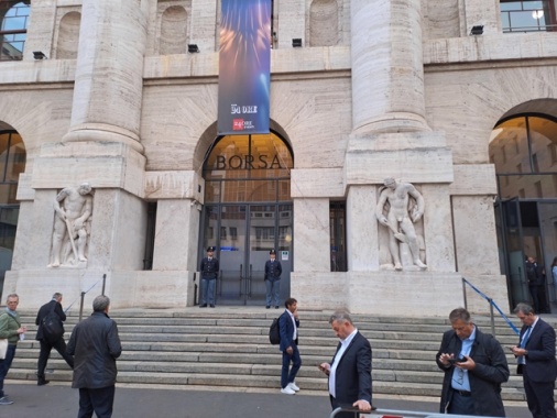 Borsa: Milano allunga il passo (+0,55%), corrono Mps ed Stm