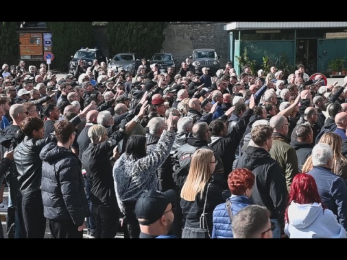 Saluti romani a Predappio, una trentina di identificati