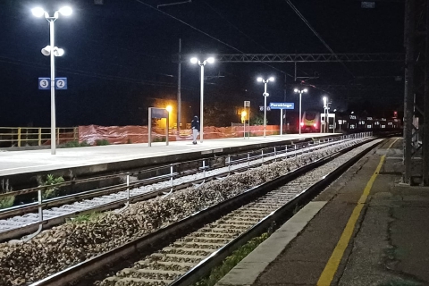 Tragedia sui binari: un morto, treni fermi