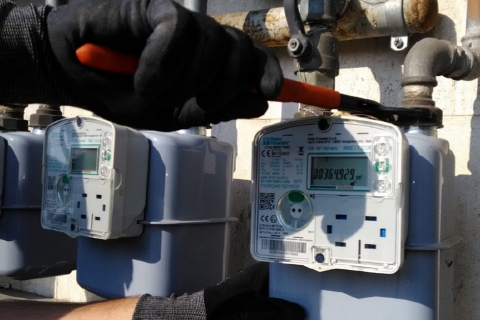 Beve, sfascia la casa, taglia i tubi del gas: arrestato