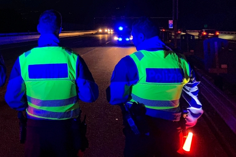 Due richiedenti asilo rubano un’auto e si schiantano