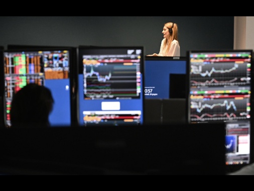 Borsa: Milano punta ai massimi con Azimut, Stellantis e Snam