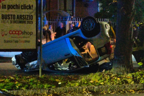 Busto Arsizio, si ribalta in auto: ferito 87enne