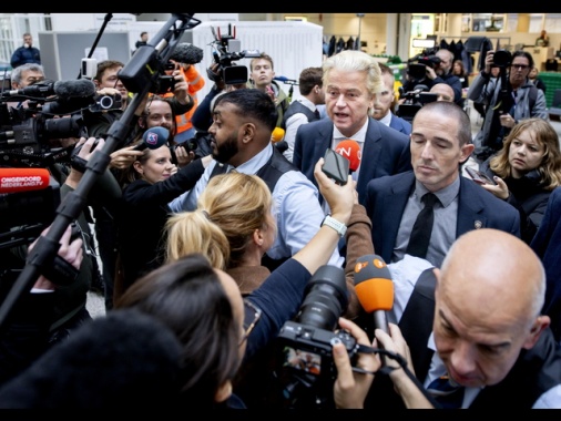 Seggi aperti in Olanda, è testa a testa tra Wilders e i rivali