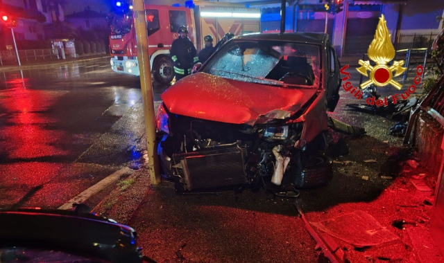 Schianto in auto, cinque ragazzi feriti a Cassano