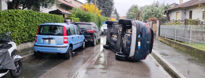 Auto si ribalta, paura a Saronno