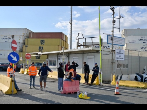 Controllo su cargo, due migranti giù da nave uno morto