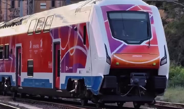 Un Malpensa Express con la nuova livrea dedicata alle Olimpiadi di Milano-Cortina