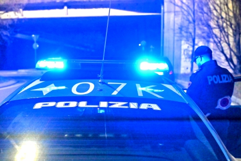 Resta schiacciato sotto la moto che stava rubando: arrestato