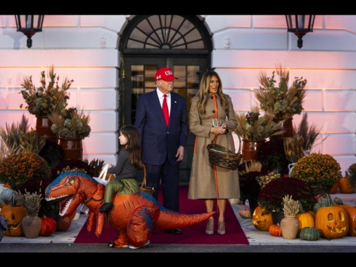 'Dolcetto o scherzetto', Trump e Melania celebrano Halloween