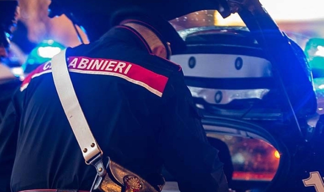 Vegliano il morto in casa, i ladri rubano al piano di sopra