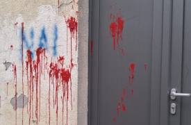 Vernice rossa contro la Lega a Busto. «Atto vile»