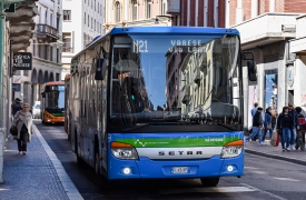 In classe con il sedile divelto di un bus