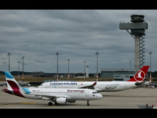 Allarme droni all'aeroporto di Berlino, voli sospesi per due ore