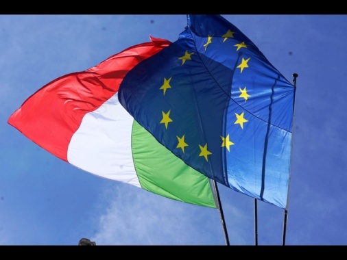 Sale in Ue il rapporto imposte-Pil 2024, in Italia al 42,6%