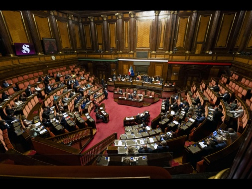 La maggioranza lima la manovra, aperture sui dividendi