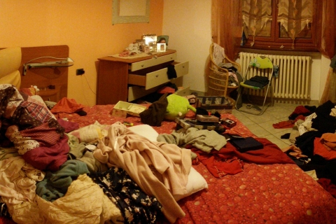 Va in Rsa, gli rubano in casa