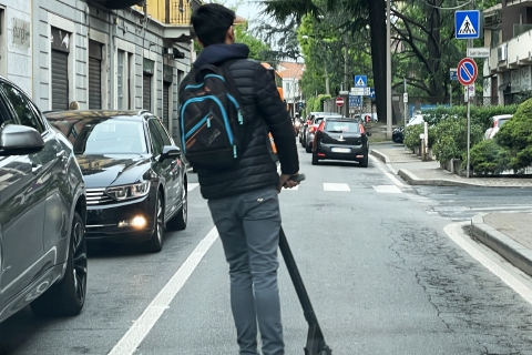 In monopattino sul marciapiede, 14enne aggredisce gli agenti