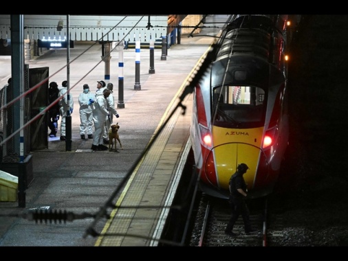 Attacco su treno in Gb, polizia esclude per ora terrorismo