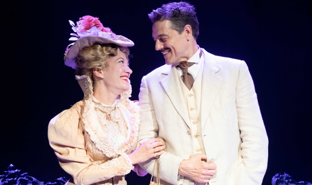 Oscar Wilde, un intreccio di identità fasulle e battute fulminanti