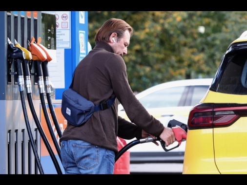 Codacons, in alcuni impianti benzina servita oltre 2,3 euro