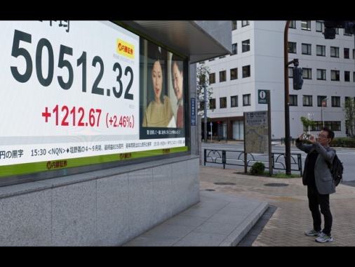 Borsa: Asia in rosso, pesa il comparto tecnologico, Tokyo -1,74%