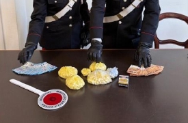 In una casa del centro la base per lo spaccio, arrestato 25enne