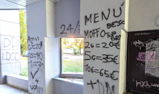 Sul muro del Retrostazione il tariffario della droga