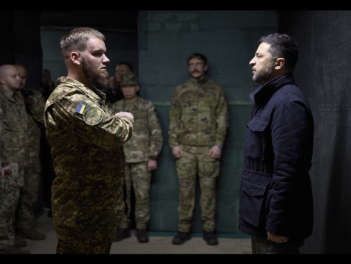 Il presidente ucraino Zelensky visita le truppe nel Donetsk