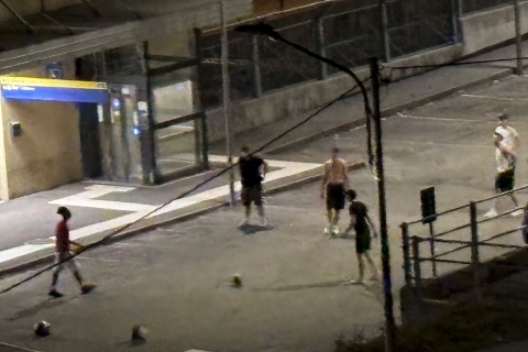 Con le bici contro le auto: i “giochi” pericolosi delle bande di ragazzini