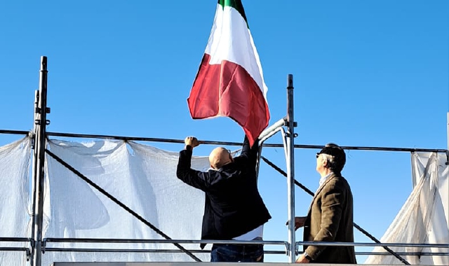 Parabiago, bandiera sul tetto dell'ex Rede