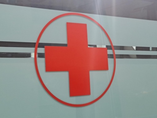 Scontro auto-bus scuola nel Torinese, un morto e 20 feriti