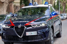 Insegue il rapinatore e gli impedisce di prelevare col bancomat