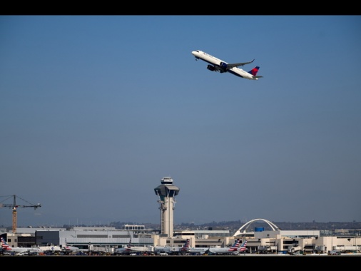 Centinaia di voli cancellati negli Usa per lo shutdown