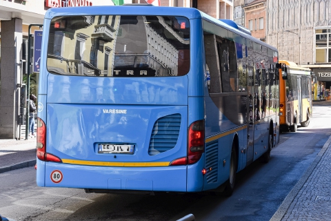 Autista del bus preso a pugni da uno studente
