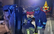 Auto si ribalta: donna soccorsa a Cardano