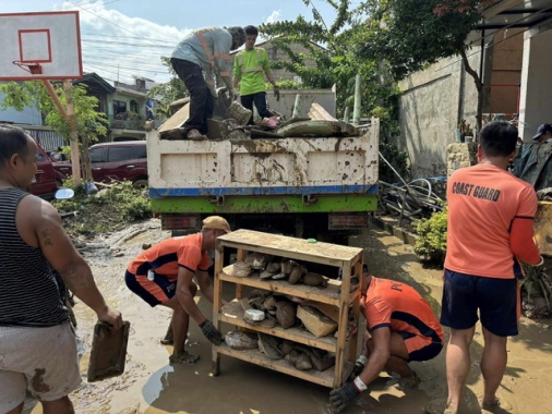 Media, 'Filippine evacuano 100 mila persone per super tifone'