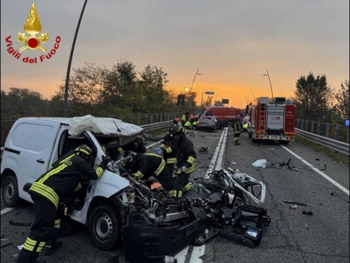 Scontro tra auto sulla tangenziale sud di Bergamo, 3 morti