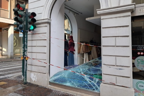 Scontro tra auto della Polizia e utilitaria nel centro di Varese