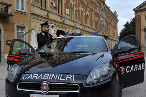 Con mazza e machete sull'auto rubata